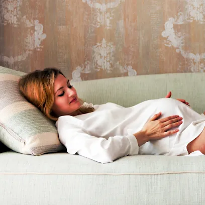 Image de Aurélie Marmet • Doula Grenoble • Massage femme enceinte et postnatal • Bain Sensoriel ® • Massage bébé • Sophrologie