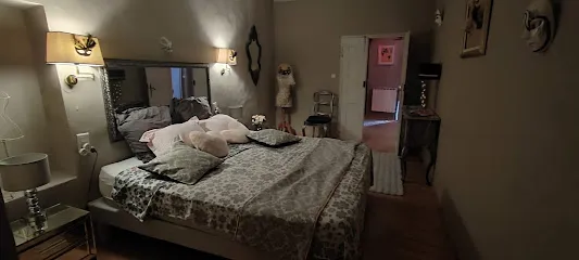 Image de Demeure de la Baronne- Love Room haut de gamme, avec spa et sauna, séjour romantique, week-end en amoureux, Gard