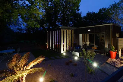 Image de La Douce escapade Loft & Spa : Location loft tout confort moderne avec chambre, jardin minéral, terrasse, spa privatif et parking clos à Sizun dans le Finistère en Bretagne | Séjour et week-end insolite en amoureux